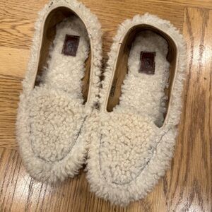 UGG Hailey Women's sz 6 Cozy Cream Sherpa slippers loafers Used - great!